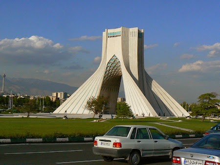 02. Turnul Azadi Teheran.JPG