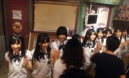 [hkt48_syuttyo-kouen-yoru_akb48theater8%255B2%255D.png]