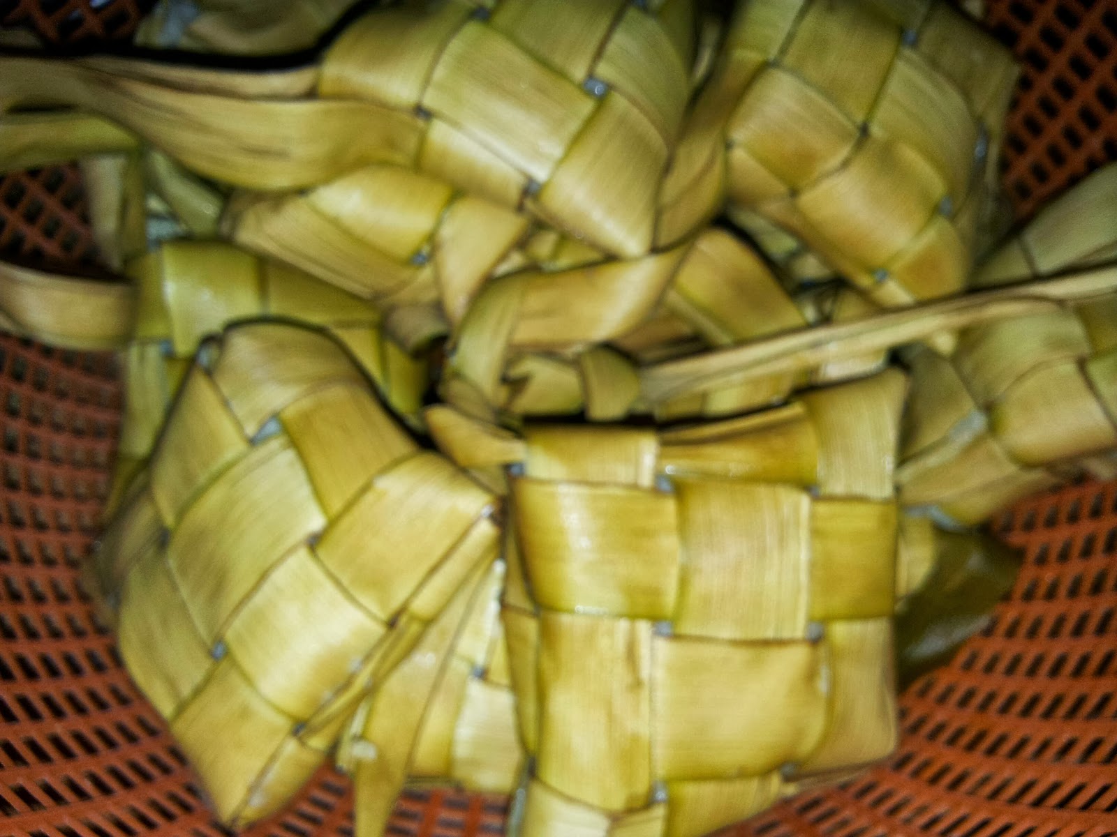ZULFAZA LOVES COOKING: Ketupat pulut dan nasi daun kelapa