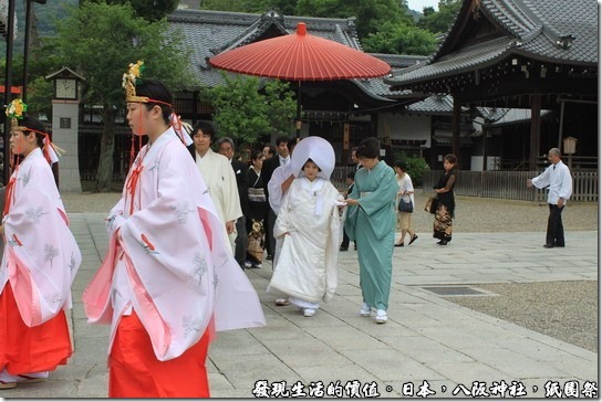 八坂神社-紙園祭，＼新人的前面有兩位前導，還有人為新娘特別撐傘，後面還跟著家屬及賓客，其實旁邊還有穿西裝的人員維持秩序，排除擋道的遊客。 
