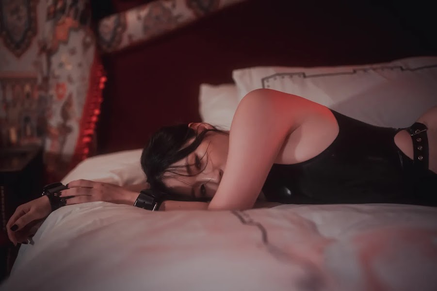 DJAWA Photo – Pia (피아) “Cling to Latex”