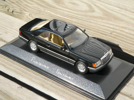 MercedesBenz W124 Eklasse 300 CE24 Coupe schwarzblau Minichamps 1