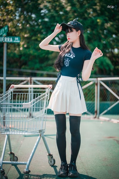 DJAWA Photo – Jeong Jenny (정제니) Classic Athletic Girl in Navy Blue