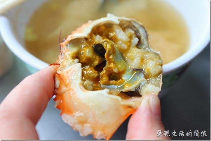 台南-阿美深海鮮魚湯。螃蟹雖小，但該有的蟹膏蟹黃都有，所以也不敢吃太多，這螃蟹粥稍微帶點海水的鹹味與螃蟹的甜味，再灑上些許的胡椒粉提味，真的是人間美味。