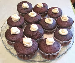 chocolate cupcakes w tip top filling2