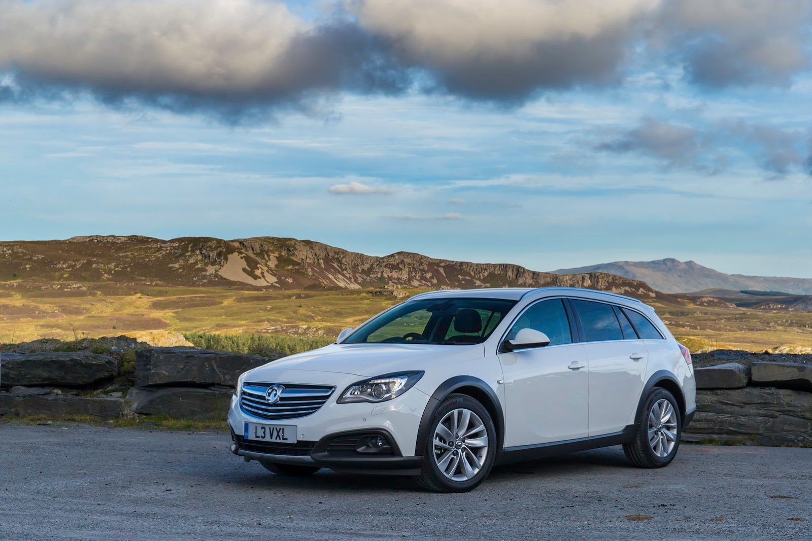 [2014-Vauxhall-Insignia-Country-Tourer-1%255B2%255D.jpg]