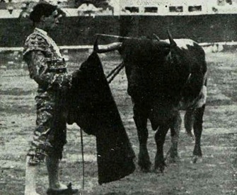 1913-07-27 Valencia Guadalest Arreglando la muleta en su segundo