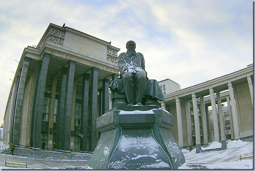 Biblioteca Nacional da Rússia e Monumento Dostoevsky 