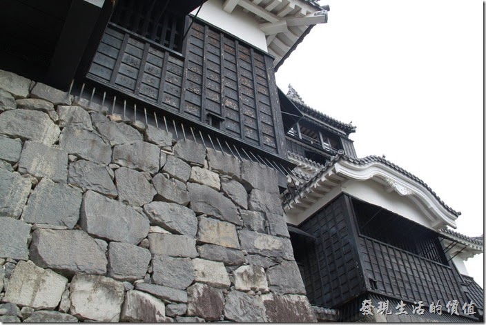 日本北九州-熊本城。這天守閣為了防禦，在城池的邊緣還加裝的倒刺，防止忍者或是敵人攀牆而入。注意事項：天守閣內有許多物品是禁止拍照的，請務必配合。