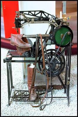 Shoe_sewing_machine - Wikipedia Commons