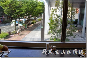 【博多祇園Hotel東名inn】的早餐餐廳有大片的窗戶，可以直接欣賞到馬路上的行人及景色。