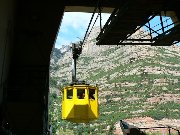5. cu telecabina spre Montserrat.JPG