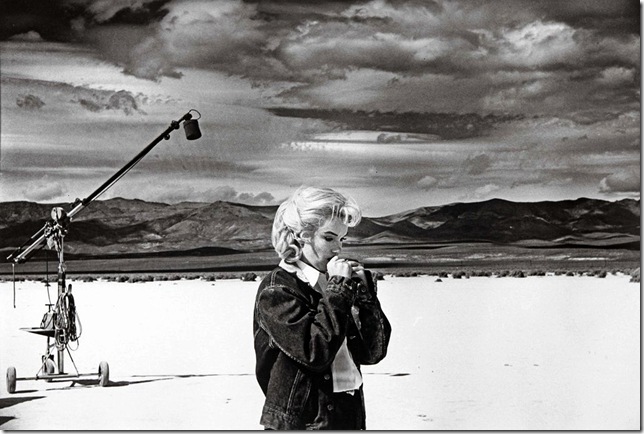 Eve Arnold_Nevada. US actress Marilyn MONROE on the Nevada desert going over her lines for a difficult scene she is about to play with Clarke GABLE in the film The Misfits by John HUSTON. 1960.