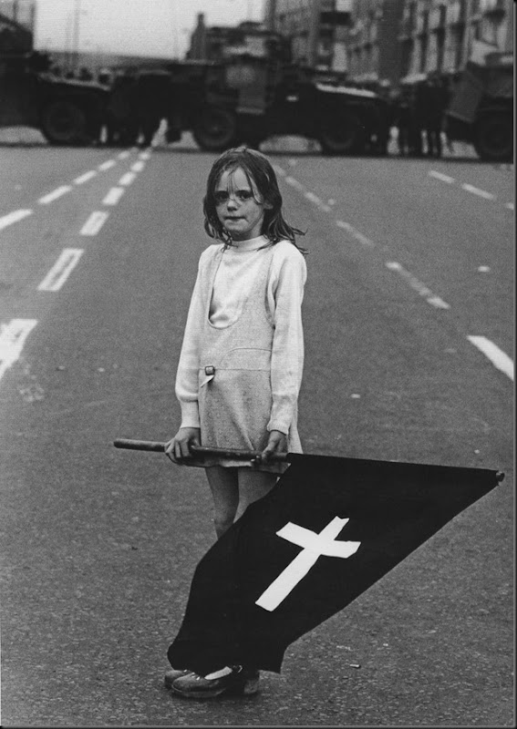 Ragazza in processione funebre cattolica dell'Irlanda del Nord. 1970