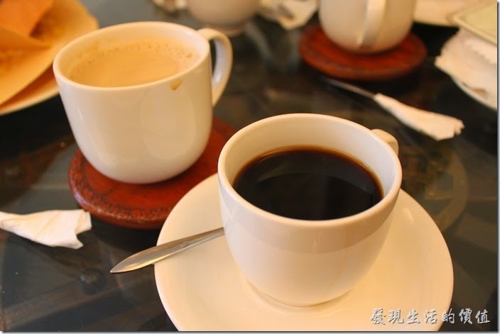 台南-伊莉的店和緯路分店。餐後飲料，黑咖啡及奶茶。這裡的咖啡屬於中度烘培，黑咖啡喝起來正好，不苦不澀，有咖啡味且順口。