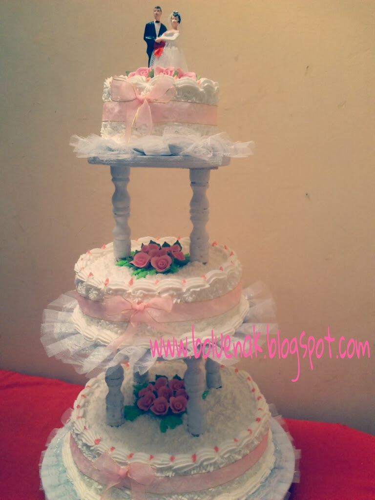 Toko Kue Bolu Enak Wedding cake bentuk bulat 3 tingkat plus rak mawar pink
