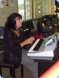 The lovely sounds of the Techics KN6500 breaking through to Eileen Grainger as she tries out this keyboard