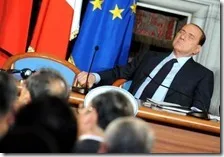 Silvio Berlusconi dorme mentre l'Italia va a rotoli