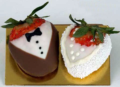 wedding-bride-and-groom-chocolate-covered-strawberries