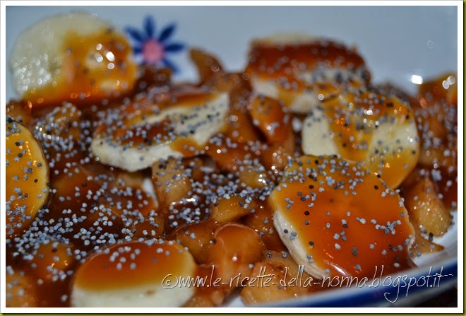 Dessert di nespole giapponesi e banane con salsa mou e semi di papavero (10)