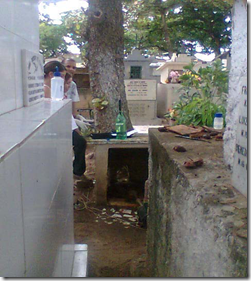 Cemitério Nossa Senhora Mãe do Povo - sepulturas e poço de coleta ao fundo.