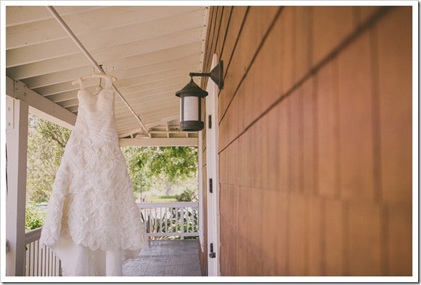 strawberry-farms-wedding-photos-blogger-boquet-white-bride-groom-dress-lace