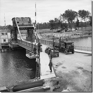 Pegasus_Bridge,_June_1944_B5288