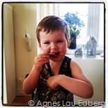 Liam kom på att man kan forma en tandborste av resten av mackan. Så nu sitter han och borstar tänderna vid frukostbordet :)