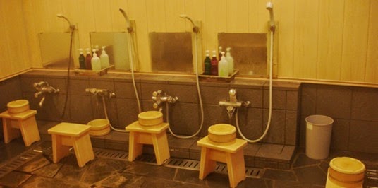 Niseko-Hirafu-onsen-showers
