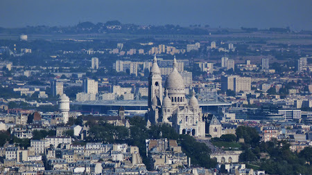 Obiective turistice Paris:  Sacre Coeur si stadionul din spate