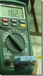 Por medio de un Tester digital medimos el parámetro hfe de un transistor 2n2222