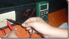 Usando un tester digital podemos realizar mediciones muy precisas del voltaje AC en un tomacorriente