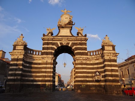 11. Poarta de intrare in Catania.JPG