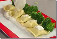 Ravioli ripieni di gamberi su crema di ricotta e broccoli siciliani