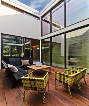 Casa con acristalamiento doble y película reflexiva Casa con acristalamiento doble y película reflexiva