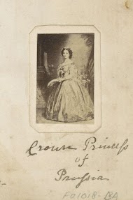 Fotoreproductie van (vermoedelijk) een prent van de kroonprinses Louise Marie Elizabeth van Pruisen