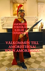 Fredrik Vesterberg i hjälm svärd mantel. Med amorism