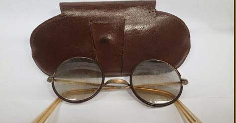 KOLEKSI BARANG ANTIK Kacamata model John Lennon terjual 