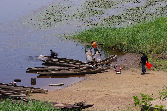 La Nyong à Ebogo : débarcadère et pirogues. Cameroun, 8 avril 2012. Photo : J.-M. Gayman