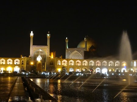 40. Piata Imamului noaptea.JPG