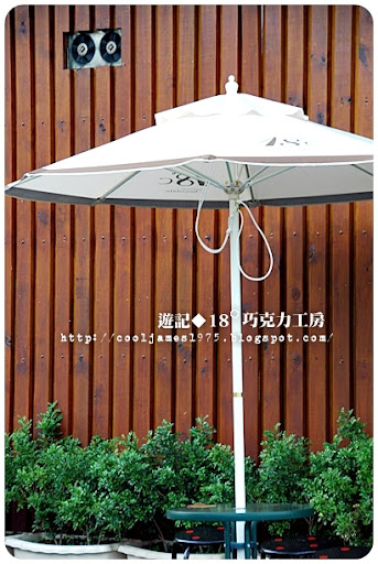 ▲突然發現，瀟灑很喜歡拍這種大大的遮陽休閒傘