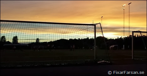 Fotbollsträning-himmel-solnedgång
