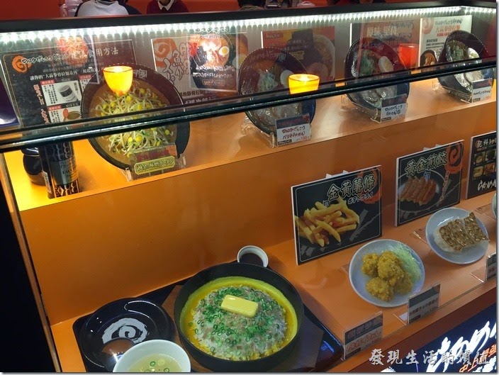 台南-花月嵐拉麵。現在的日式拉麵都會製作這種食物的樣品，讓客人直接看櫥窗內的展示就可以勾起食慾，讓自己想知道什麼東西。