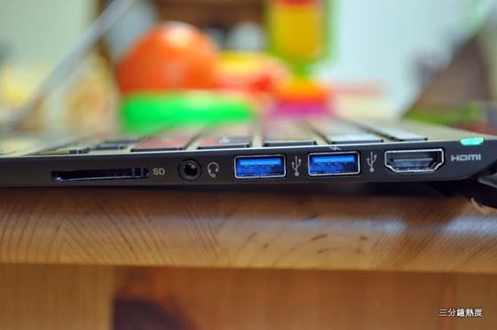 Vaio Pro 13 USB 孔都在同一側，只有兩個