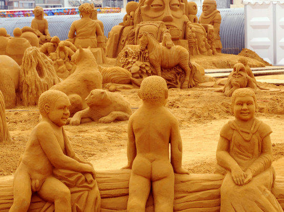 Sand sculptures are pictured at Le Touquet Paris-Plage, northern France, on April 04, 2008. From April 05, 2008 to August 31, 2008, more than 120.000 visitors are expected for the African Safari Sand Sculpture Exhibition, with more than 200 sculptures following the traces of one of the most ancient people, the Maasai. AFP PHOTO DENIS CHARLET