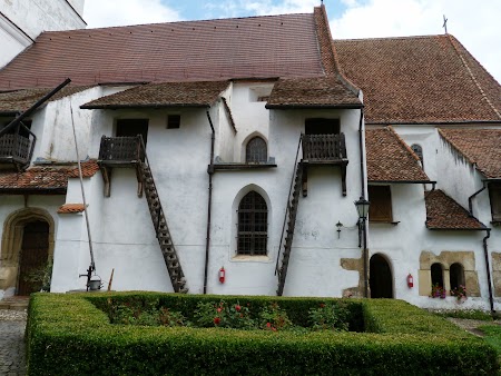 Fortificatii sasesti in Transilvania: Depozit alimente in biserica Harman