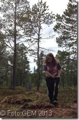Graving ved hytta Bilde av graveren Muldra som står med spaden planta i e bakken.