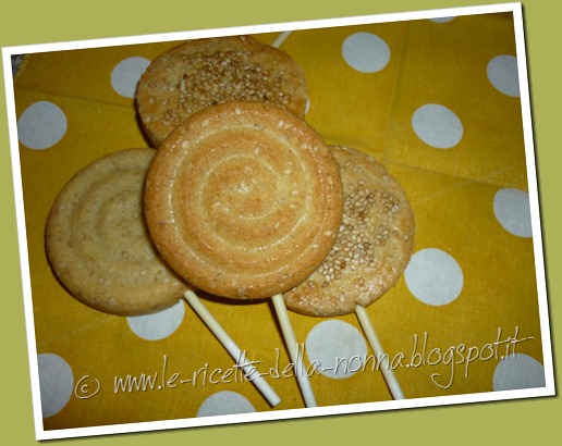 Biscotto lecca-lecca con farina di mandorle e semi di sesamo (12)