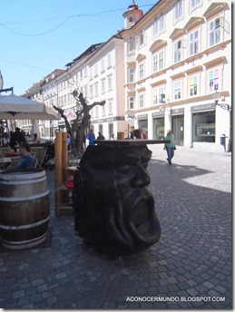173-Liubliana-Mesa del Bar Hijo de Puta (al lado del Ayuntamiento)-P4280277