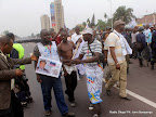  – Des partisans de l’UDPS le 5/9/2011 à Kinshasa, lors du dépôt de la candidature d’Etienne Tshisekedi pour la présidentielle 2011, au bureau de réception, traitement des candidatures et accréditation des témoins et observateurs de la Ceni à  Kinshasa. Radio Okapi/ Ph. John Bompengo